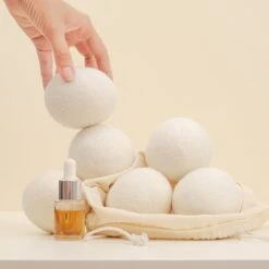 Apeiron Drogerballen - Droogballen - 6 XL Wasbollen - Droger - Duurzaam - Wasmachine - Wasverzachter - Energie Besparen - Zero Waste - Schapenvacht - Wol -Huishoudelijke Artikelen Winkel 1200x1200 1571