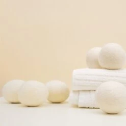 Apeiron Drogerballen - Droogballen - 6 XL Wasbollen - Droger - Duurzaam - Wasmachine - Wasverzachter - Energie Besparen - Zero Waste - Schapenvacht - Wol -Huishoudelijke Artikelen Winkel 1200x1200 1579