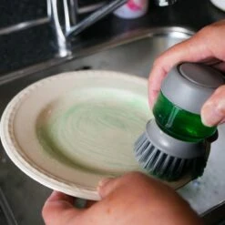 In Round Afwasborstel Met Zeepdispenser / Zeepreservoir – Inclusief Houder – Grijs – Afwas Borstel – Zeep Handborstel – Doseerpomp – Afwasmiddel Dispenser – Navulbaar -Huishoudelijke Artikelen Winkel 1200x1200 732