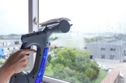 Swiss Pro+ Ruitenreiniger 3 In 1 WV 2 Blue Edition Window Vac - Ca. 120 M² - Waterzuiger - Incl. Smalle Zuigmond - Oplaadbaar - Raamwisser - Streeploos - Clicksystem - 2 Microvezeldoekjes - Met Sprayfunctie - Low Noise - Hepafilter -Huishoudelijke Artikelen Winkel 1200x799 2