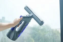 Swiss Pro+ Ruitenreiniger 3 In 1 WV 2 Blue Edition Window Vac - Ca. 120 M² - Waterzuiger - Incl. Smalle Zuigmond - Oplaadbaar - Raamwisser - Streeploos - Clicksystem - 2 Microvezeldoekjes - Met Sprayfunctie - Low Noise - Hepafilter -Huishoudelijke Artikelen Winkel 1200x799