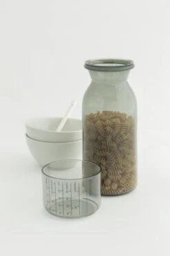 Brabantia Voorraadbussen Met Maatbeker Set Van 2 - 1,3 L - Dark Grey -Huishoudelijke Artikelen Winkel 799x1200 16