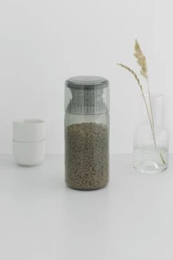 Brabantia Voorraadbussen Met Maatbeker Set Van 2 - 1,3 L - Dark Grey -Huishoudelijke Artikelen Winkel 799x1200 18