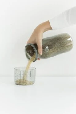 Brabantia Voorraadbussen Met Maatbeker Set Van 2 - 1,3 L - Dark Grey -Huishoudelijke Artikelen Winkel 799x1200 19