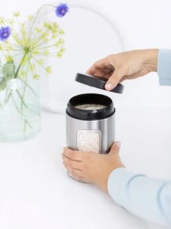 Brabantia Voorraadbus - 1,4 L - Matt Steel Fingerprint Proof / Matt Black Deksel - Met Venster -Huishoudelijke Artikelen Winkel 895x1200 7